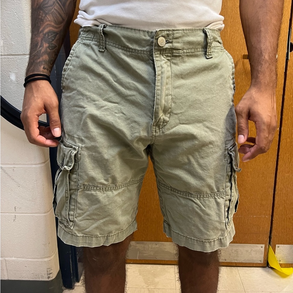 Size 33 olive cargo shorts